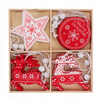 Vánoční závěsné ozdoby na stromeček ze dřeva 12 ks - hvězdy, baňky a sobi - bílé/červené