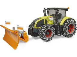 Bruder Claas Axion 950 se sněhovými řetězy a radlicí