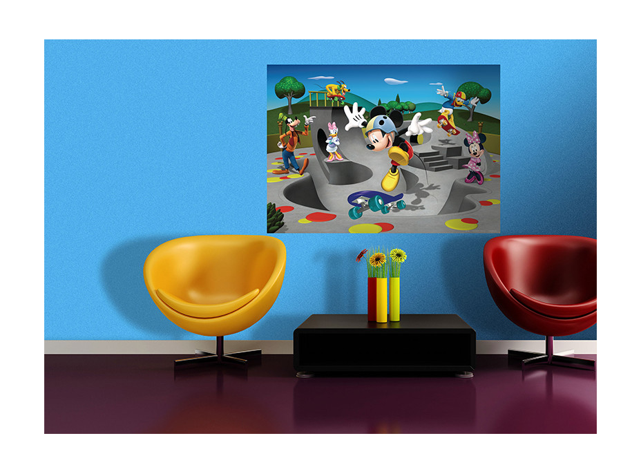 Dětská fototapeta DISNEY - Mickey Mouse s kamarády na skejtech - 155x110 cm