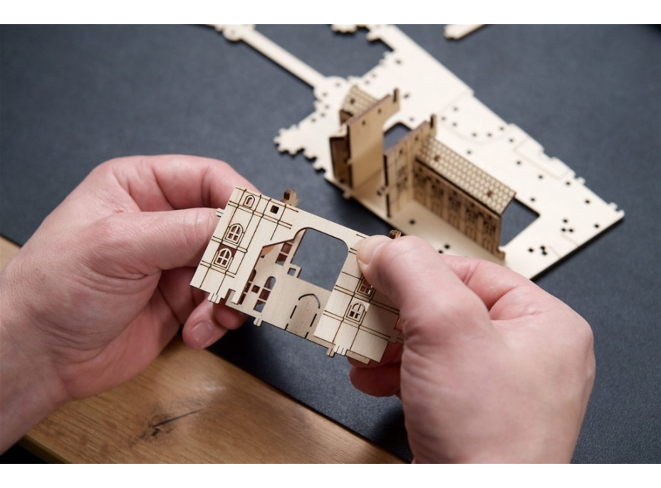 Ugears 3D dřevěné mechanické puzzle Hrad Bradavice, Harry Potter