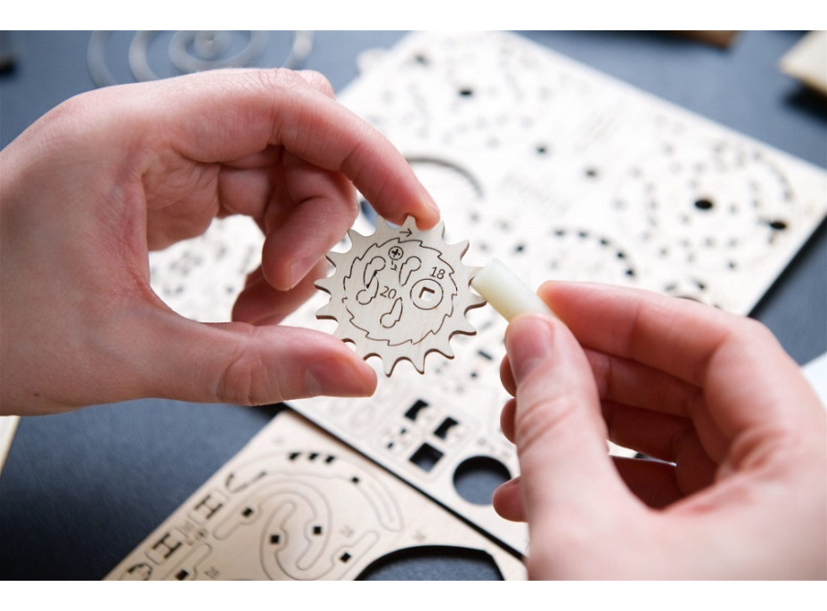 Ugears 3D dřevěné mechanické puzzle Zlatonka, Harry Potter