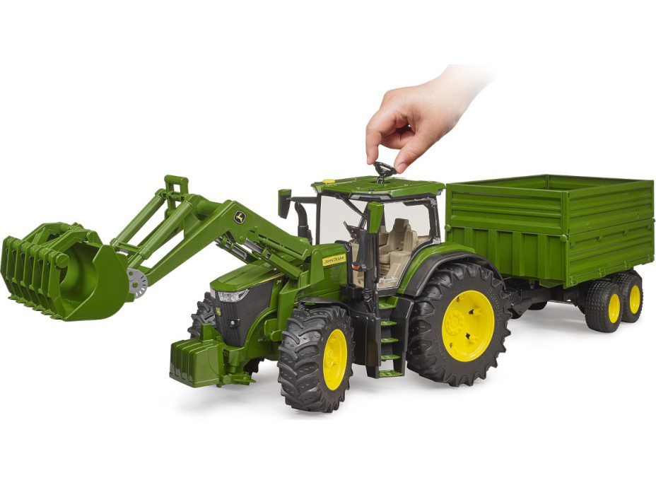 Bruder Traktor John Deere 7R 350 s čelním nakladačem a tandemovým přepravním přívěsem