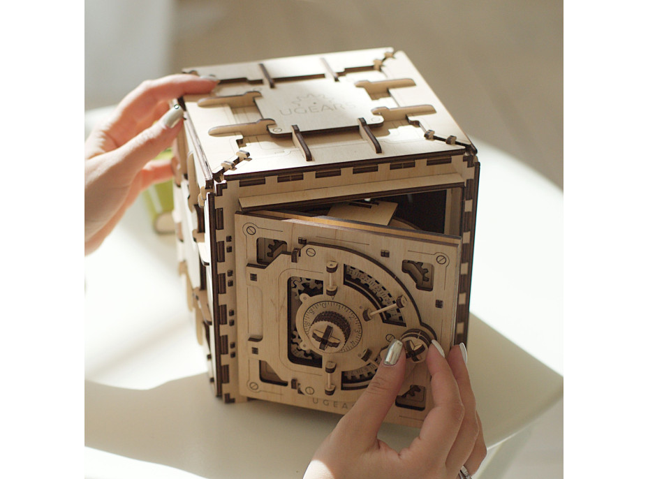 Ugears 3D dřevěné mechanické puzzle Trezor