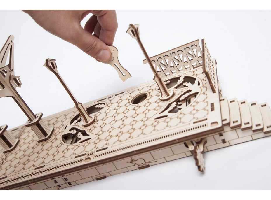 Ugears 3D dřevěné mechanické puzzle Železniční nástupiště