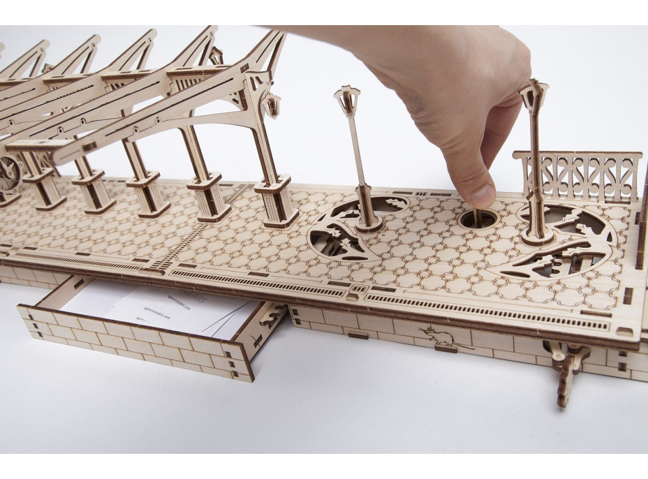 Ugears 3D dřevěné mechanické puzzle Železniční nástupiště