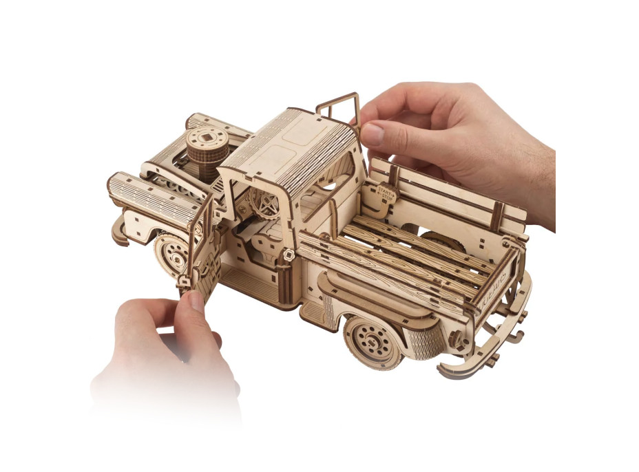 Ugears 3D dřevěné mechanické puzzle Americký náklaďák (pick-up)