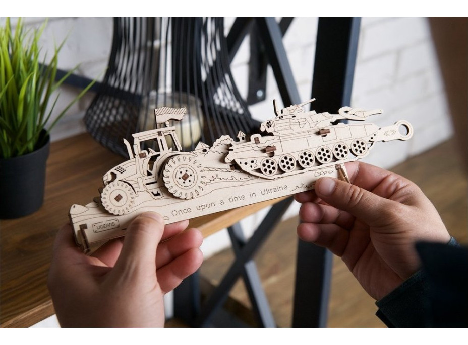 Ugears 3D dřevěné mechanické puzzle Brave UA Tractor