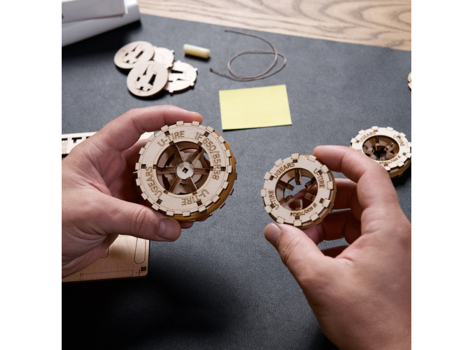 Ugears 3D dřevěné mechanické puzzle Traktor vítězí