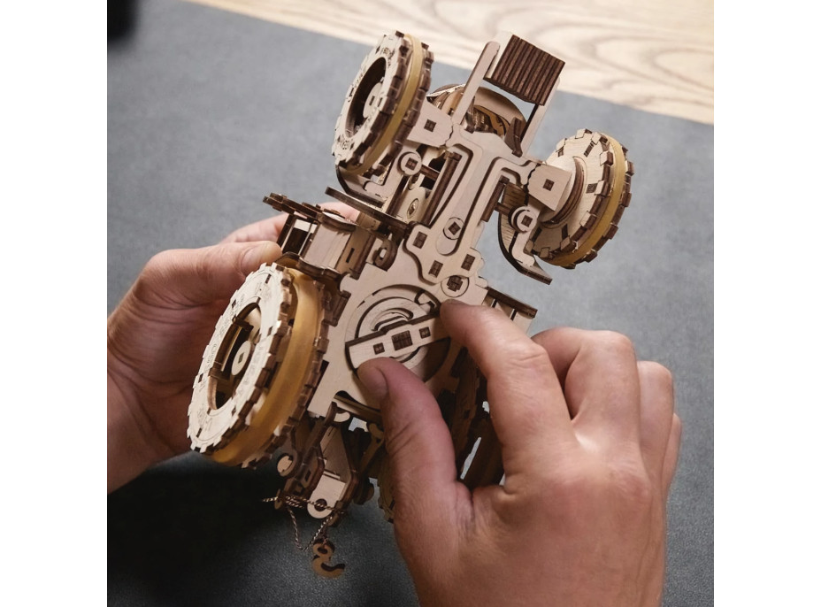 Ugears 3D dřevěné mechanické puzzle Traktor vítězí