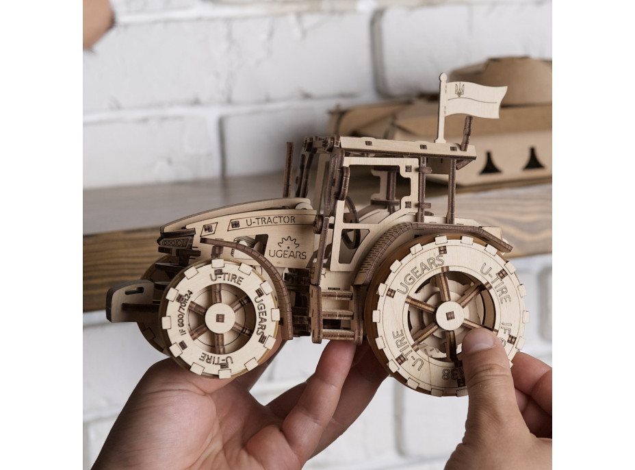 Ugears 3D dřevěné mechanické puzzle Traktor vítězí