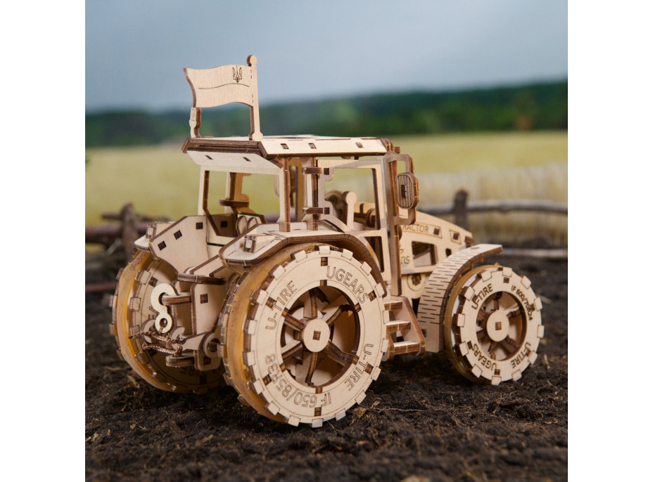 Ugears 3D dřevěné mechanické puzzle Traktor vítězí