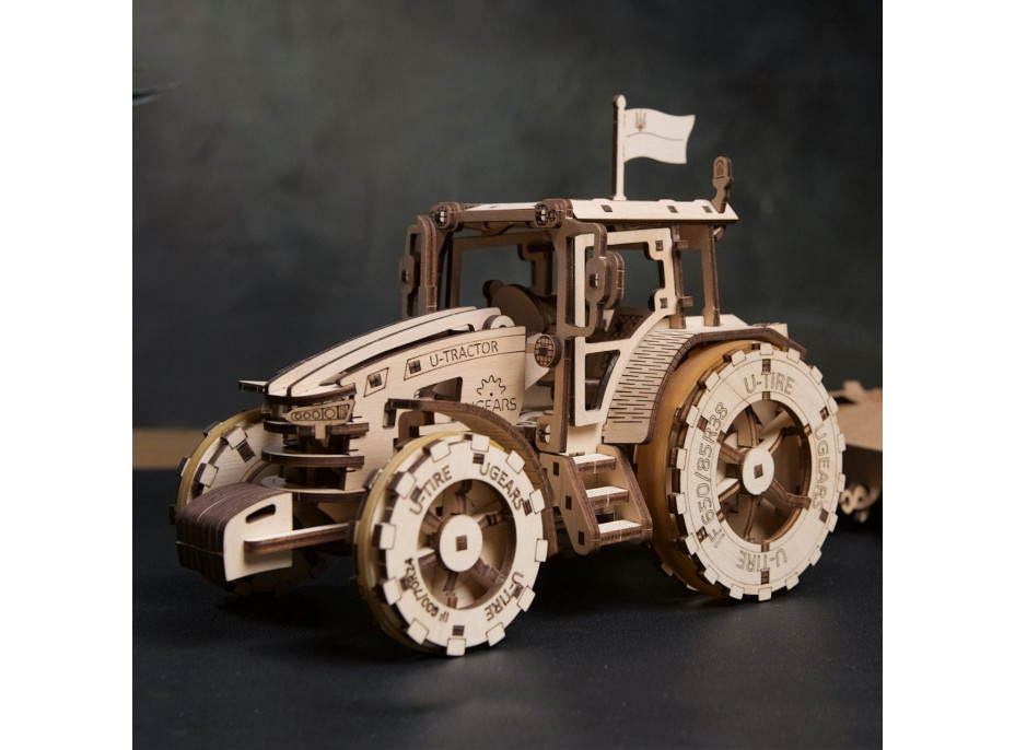 Ugears 3D dřevěné mechanické puzzle Traktor vítězí