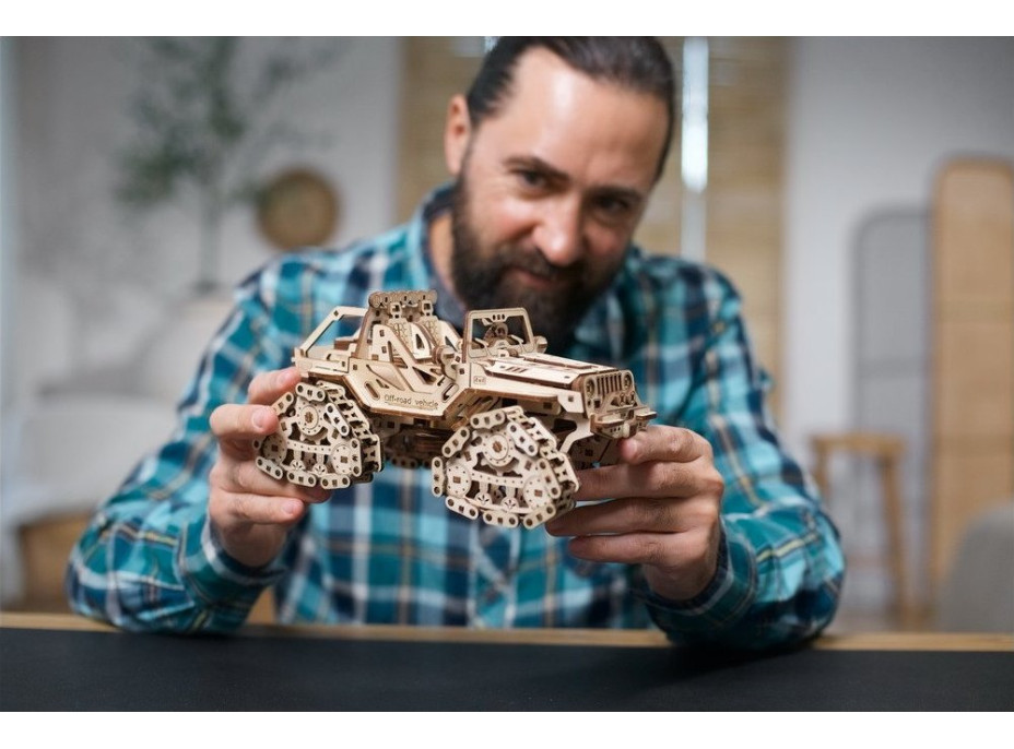 Ugears 3D dřevěné mechanické puzzle Pásové terénní vozidlo