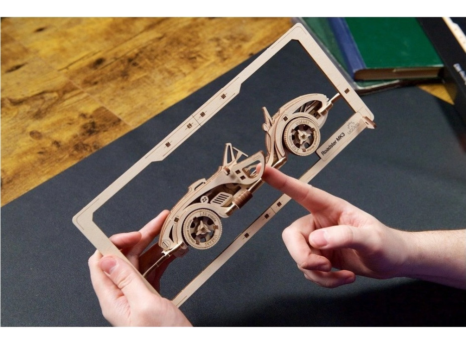 Ugears 2.5D dřevěné mechanické puzzle Roadster MK3