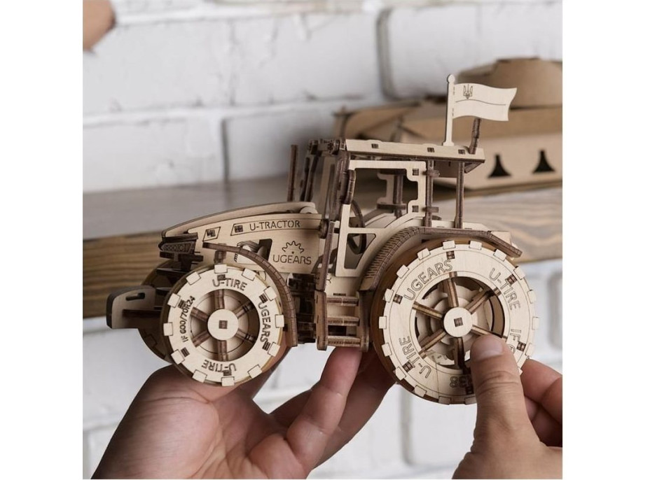 UGEARS 3D puzzle Traktor vítězí 272 dílků