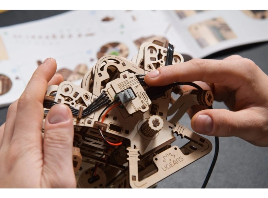 Ugears 3D dřevěné mechanické puzzle Motor V8