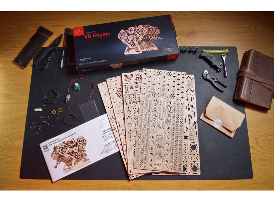 Ugears 3D dřevěné mechanické puzzle Motor V8